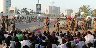 عناصر من الجيش السوداني تغلق الطرق المؤدية للقصر الرئاسي في الخرطوم، فبراير 2020.