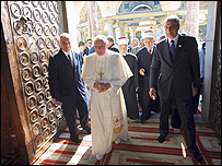 البابا يوحنا بولس الثاني يزور المسجيد الأوموي بدمشق