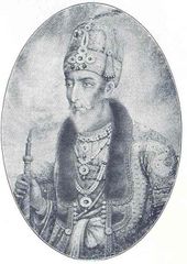 بهادر شاه ظفر آخر أباطرة المغول، تـُوِج امبراطوراً للهند، من قِبل القوات الهندية، التي أطاح بها البريطانيون، وتوفي في منفاه في بورما.