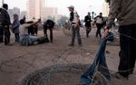 المتظاهرون يزيلون الأسلاك الشائكة التي وضعتها الشركة العسكرية لتحديد تحركات المظاهرات 9 أبريل 2011
