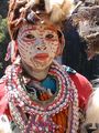 إمرأة كيكويو في زيها التقليدي، مع تلوين الوجه الشعائري.