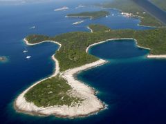 تمتلك كرواتيا آلاف الجزر؛ في الصورة: جزء من منتزه مليت الوطني، أقدم منطقة محمية بحرية في البحر المتوسط.