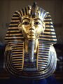 الملك توت عنخ آمون بن أخناتون أعاد مصر إلى ديانتها السابقة. على الرغم من أنه توفي شابًا ولم يكن يعتبر مهمًا في عصره ، إلا أن اكتشاف هوارد كارتر لمقبرة KV62 في عام 1922 جعله ذا صلة كرمز لمصر القديمة في العالم الحديث.