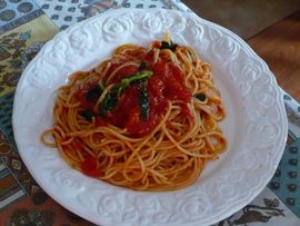 Spaghetti pomodoro & basilico (tomato sauce and basil)