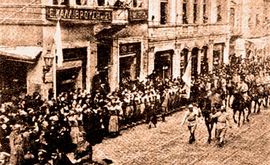 القوات التركية من الجزء الأناضولي لاسطنبول تحييها جماهير الجزء الأوروبي لاسطنبول بالورود لدى وصولها في 5 أكتوبر 1923.