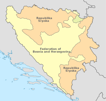 موقع اتحاد البوسنة والهرسك (بالأصفر) في البوسنة والهرسك (. مقاطعة برتشو موضحة بالأخضر الشاحب.a