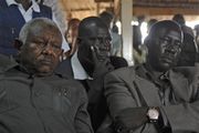 وزير الدولة السوداني للشئون الانسانية، عبد الباقي جيلاني إلى اليسار، ووزير الخارجية دنگ ألور إلى اليمين، يشاهدون قرار المحكمة الدائمة للتحكيم على شاشة التلفاز بشأن تسوية المشكلة الحدودية بمنطقة أبيي، 22 يوليو، 2009.