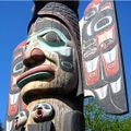 A totem pole in Ketchikan, ألاسكا, in the Tlingit style.