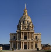 يسار: نوتردام باريس؛ يمين:Chapel of the Invalides.