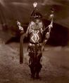 رجل من الناڤاجو بزي الاحتفالات يرتدي قناع ويلون جسده، ح. 1904