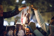 متظاهرون يحرقون صورة بن علي أثناء مظاهرات تونس 2011.