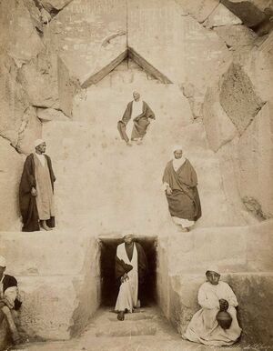 مدخل الهرم الكبير بالجيزة (1880s). بواسطة الإخوة زنجاكي