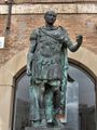تمثال برونزي حديث ليوليوس قيصر ريميني، إيطاليا