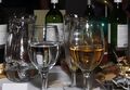 كؤوس النبيذ وأدوات المائدة الزجاجية الأخرى