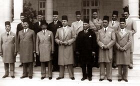 ModernEgypt,_Farouk_I_with_Ministers,_DHP13655-3-5_01