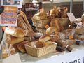A variety of bread in Stroud Farmers' market, إنگلترة