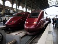 يسار: قطارات ثاليس التي تصل ببلجيكا وهولندا وألمانيا؛ يمين: محطة سكة حديد گار دو نورد هي الأكثر ازدحاماً في اوروبا