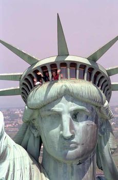 تمثال الحرية (بالإنجليزية: Statue of Liberty)،  230px-Nancy_Reagan_reopens_Statue_of_Liberty_1986