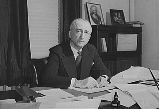 ملف:James Francis Byrnes, at his desk, 1943.jpg