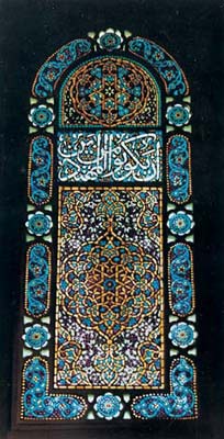 ملف:زخارف إسلامية بالزجاج المعشق، تزين جدران مسجد الصخرة المشرفة من الداخل في القدس.jpg