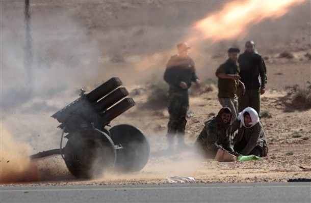 ملف:معارك في بن جواد بين الثوار وقوات القذافي 6 مارس 2011.jpg
