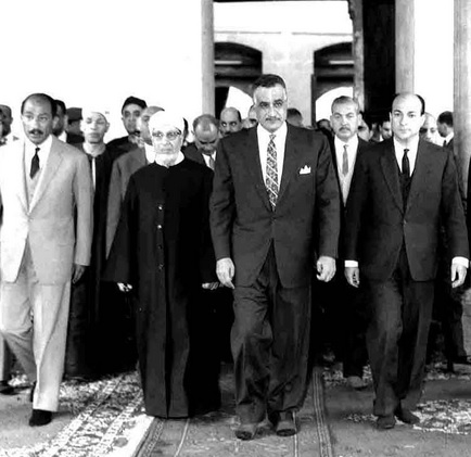ملف:Egyptian government officials at al-Azhar Mosque, 1966.jpg