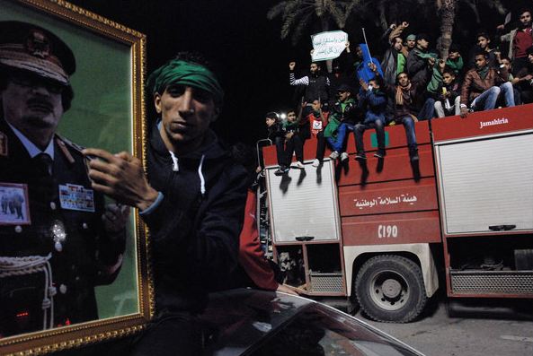 ملف:الاحتفالات في طرابلس بعد سيطرة المحتجين عليها 23 فبراير 2011.jpg