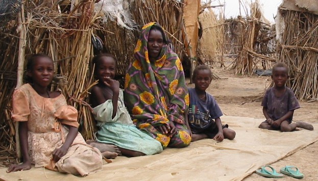 ملف:Darfur IDPs children sitting.jpg