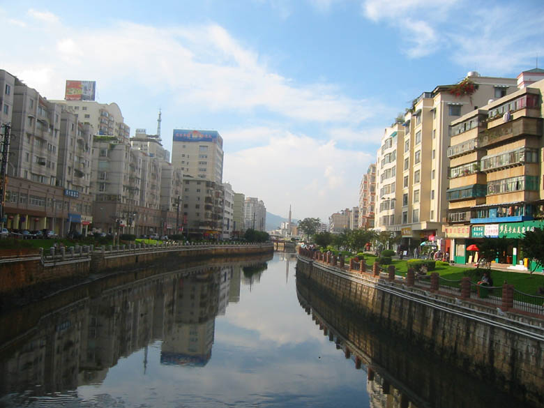 ملف:Kunming-canal-20030824.jpg