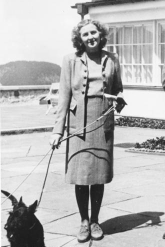ملف:Eva Braun walking dog.jpg