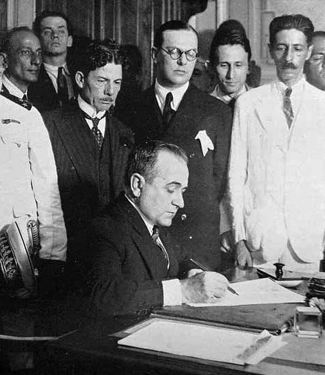 ملف:Getúlio nomeando os Ministros 03-11-1930.jpg