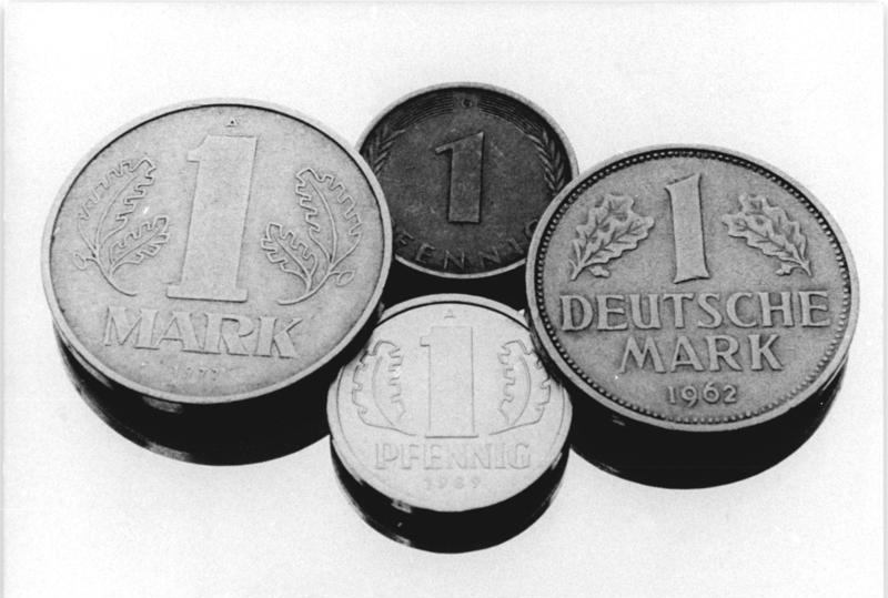 ملف:Bundesarchiv Bild 183-1990-0424-015, Mark der DDR, Deutsche Mark, Münzen.jpg