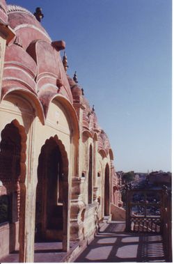 ملف:Hawa Mahal inside, Jaipur.jpg