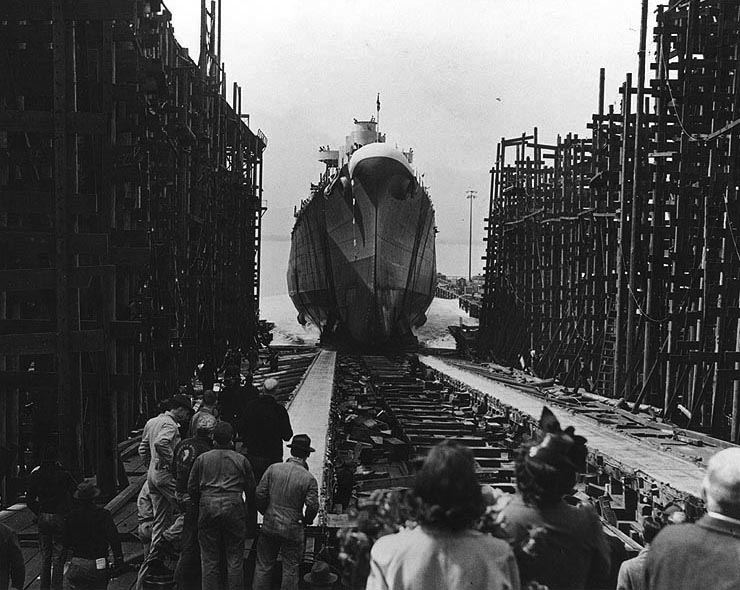 ملف:Launch of USS Birmingham (CL-62) at Newport News Shipbuilding on 20 March 1942 (NH 75592).jpg