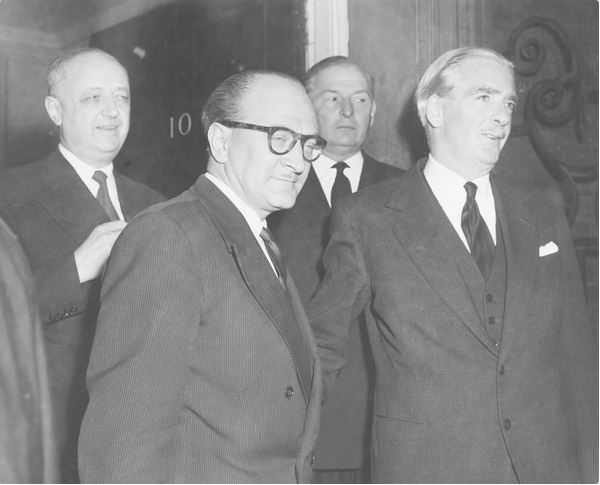 ملف:L to R - French foreign minister Christian Pineau (1904 - 1995), French Prime Minister Guy Mollet (1905 - 1975), Anthony Eden British Foreign Secretary.jpg