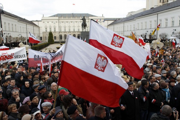 ملف:مظاهرات أمام القصر الرئاسي في وارسو في ذكرى وفاة لخ كاتشينسكي 10 أبريل 2011.jpg