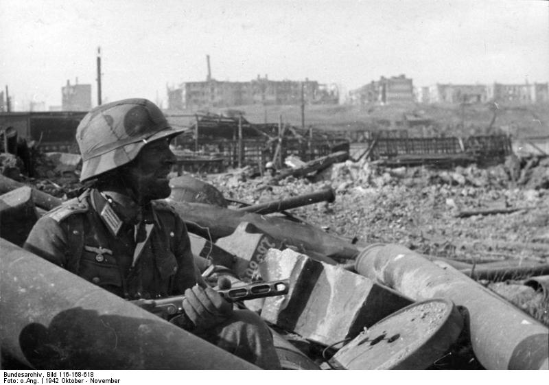 ملف:Bundesarchiv Bild 116-168-618, Russland, Kampf um Stalingrad, Soldat mit MPi.jpg