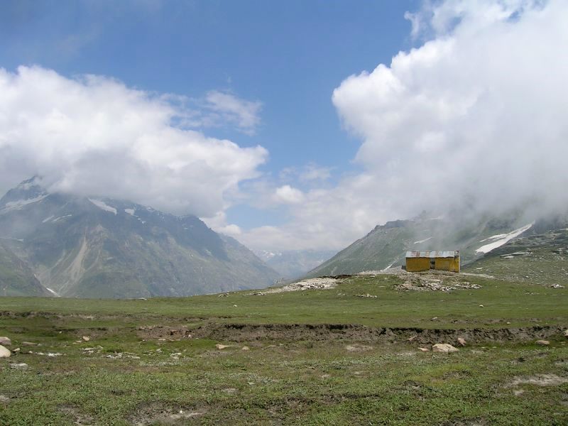 ملف:Mountains near Rohtang Pass, Himachal Pradesh.jpg