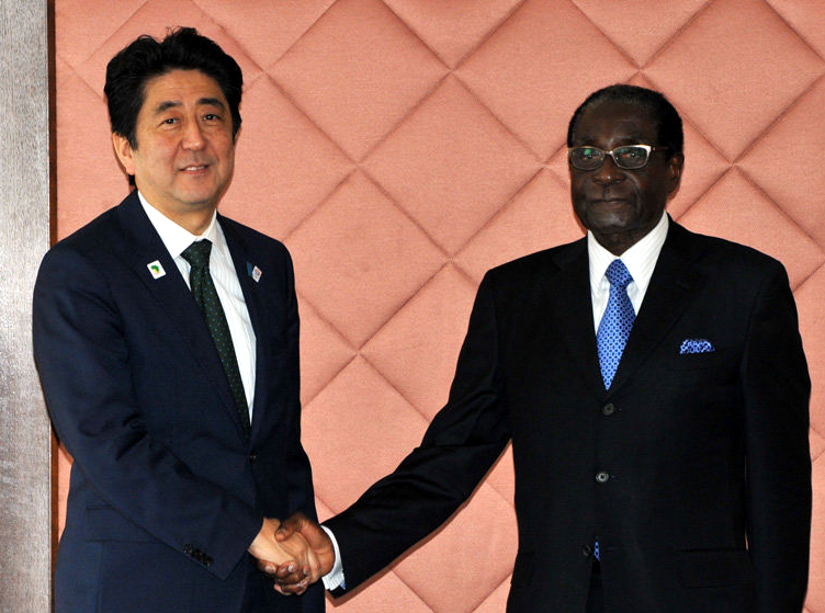 ملف:Shinzo Abe and Robert Mugabe cropped Shinzo Abe and Robert Mugabe 20130601.jpg