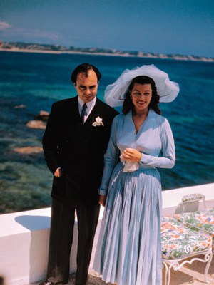 ملف:Wedding rita-hayworth ismaili-prince-aly-khan 27-may-1949 jacques-fath-dress-blue.jpg