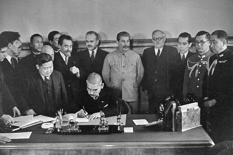 ملف:Matsuoka signs the Soviet–Japanese Neutrality Pact-1.jpg