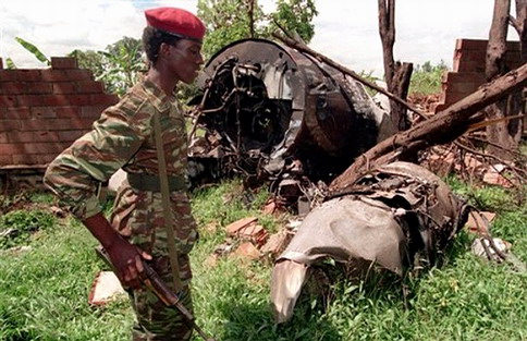 ملف:الطائرة الرئاسية بعد تحطمها في كيجالي رواندا 1994.jpg