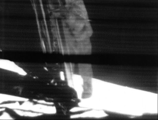 ملف:Apollo 11 first step.jpg