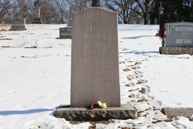 ملف:The grave of poet and playwright Tennessee Williams in Calvary Cemetery, St. Louis, Missouri.jpg
