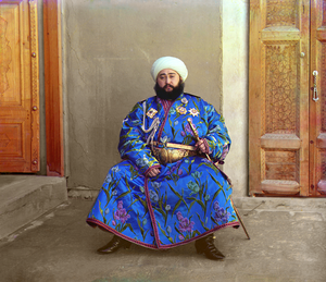 عليم خان (1880 - 1944)، آخر أمراء بخارى، الصورة مأخوذة سنة 1909 وملونة عن طريق مكتبة الكونجرس.