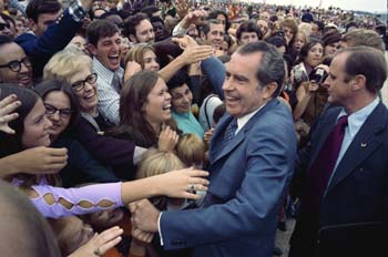 ملف:Nixon campaigns.jpg