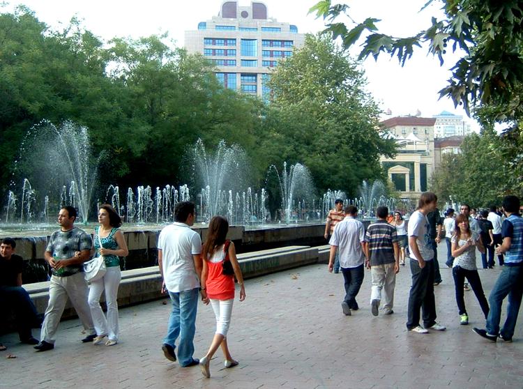 ملف:Azeris Downtown.JPG