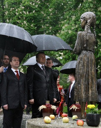 ملف:Dmitry Medvedev in Kyiv - 17 May 2010.jpeg