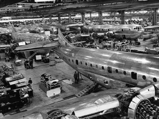 ملف:Boeing 377 Factory.jpg