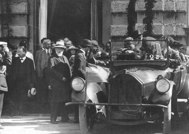 ملف:Noe Zhordania meets 2nd International delegation. 1920.jpg